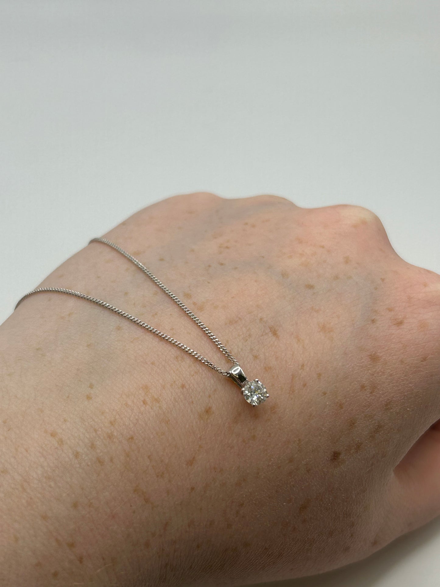 18ct White Gold Round Cut Diamond Necklace