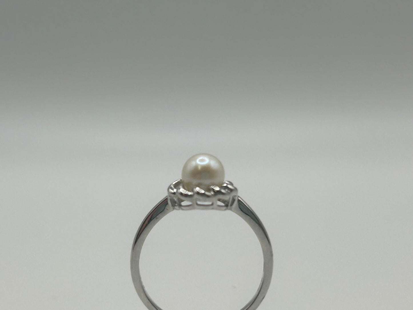 9ct White gold Pearl Flower Ring