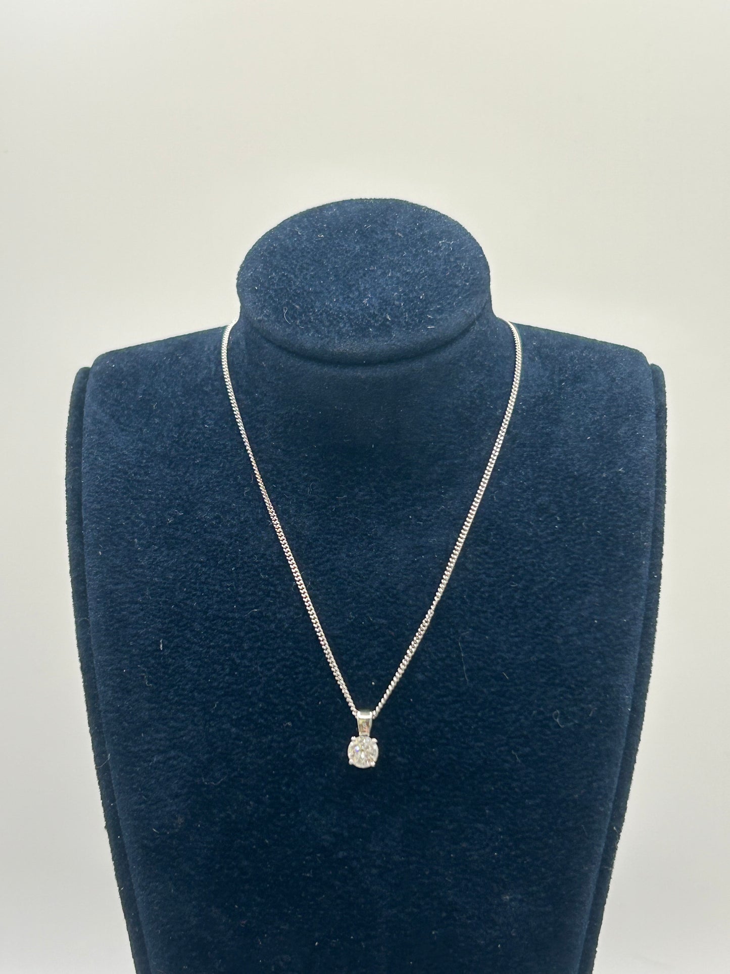 18ct White Gold Round Cut Diamond Necklace